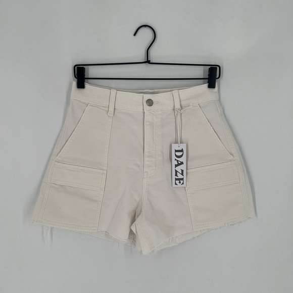 Daze The Knockout Cargo High Rise A-Line Cargo Shorts In Marshmallow - Picture 1 of 7